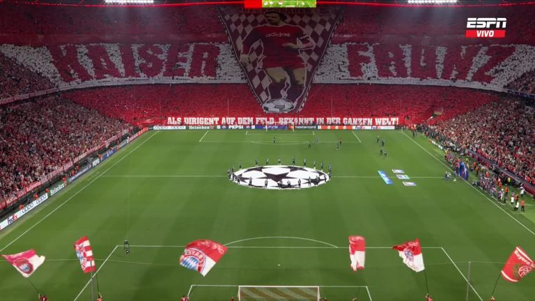 En honor a Beckenbauer: El mosaico de los hinchas del Bayern previo al duelo ante el Madrid