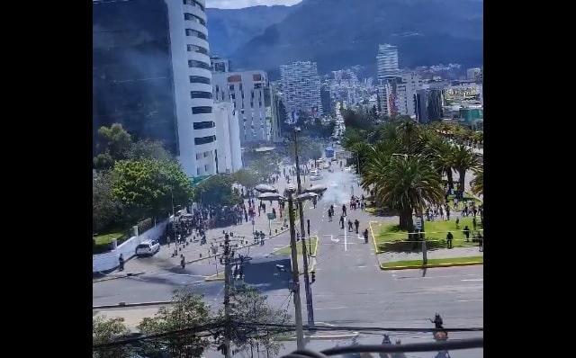 (VIDEO) Incidentes entre hinchas de El Nacional y LDU afuera del Atahualpa