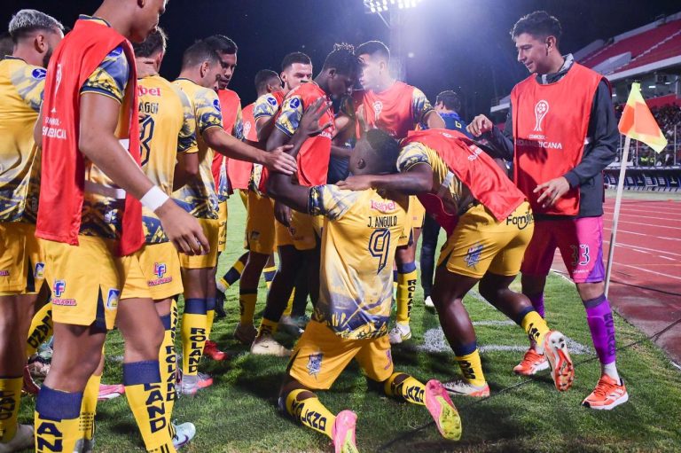 (VIDEO) EL ‘CETÁCEO’ SACÓ LA CARA: Delfín ganó en Bolivia por Sudamericana