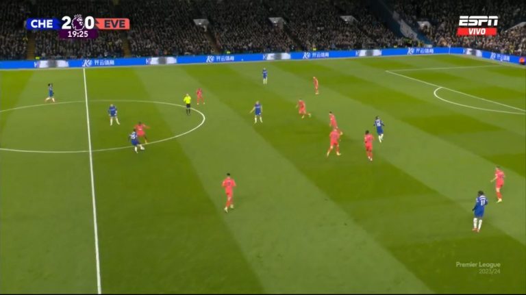 (VIDEO) ¡’Caño’ de Moisés Caicedo a un rival en la Premier!