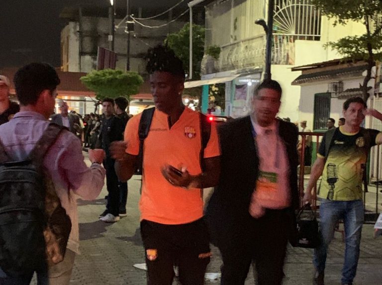 (VIDEO) Adonis Preciado tuvo problemas con hinchas azules en los exteriores del Capwell