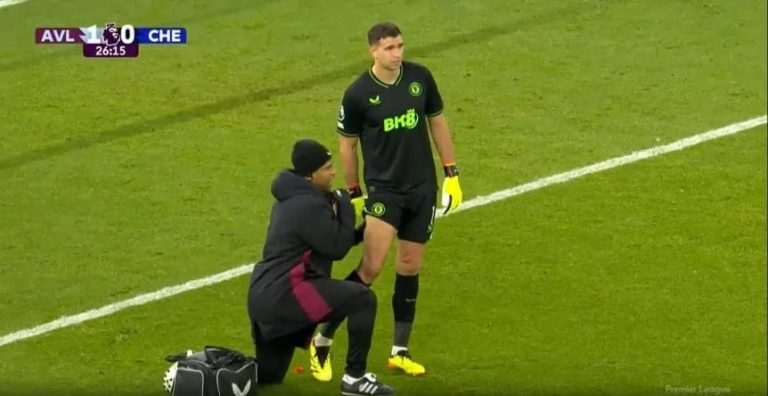 Dibu Martínez no está desgarrado y podría atajar el próximo partido en Aston Villa