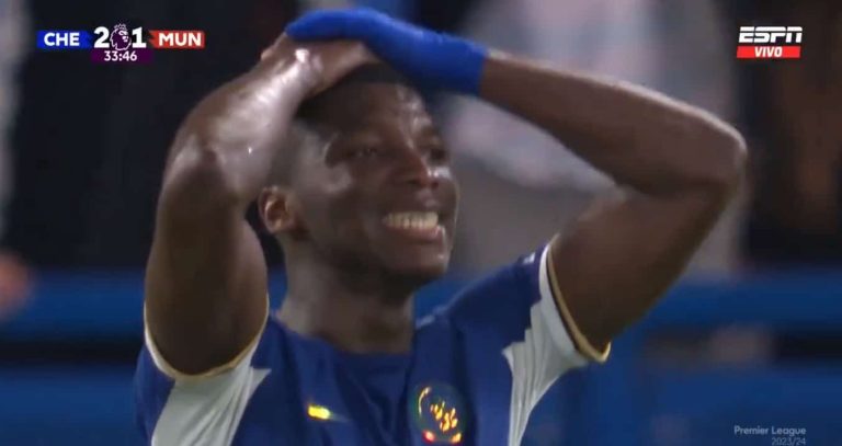 (VIDEO) El grosero error de Moisés Caicedo en el gol del Man. United