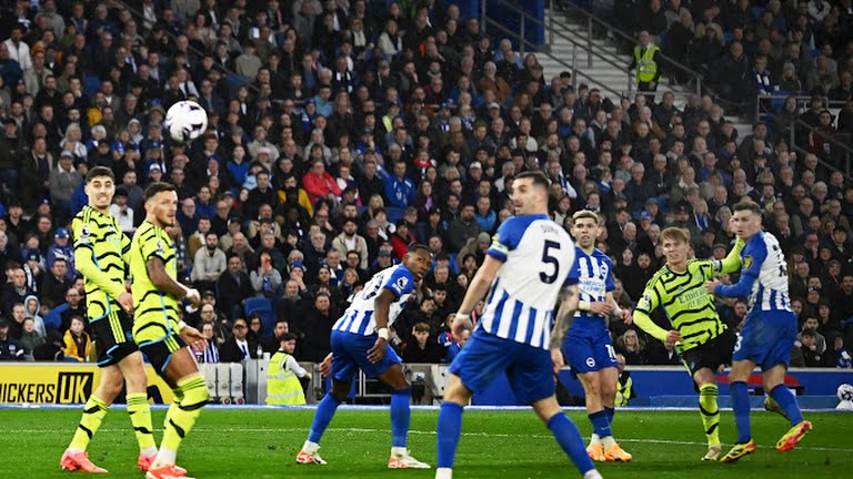 (VIDEO) El Arsenal se trepó de nuevo a la punta tras golear al Brighton de Pervis Estupiñán