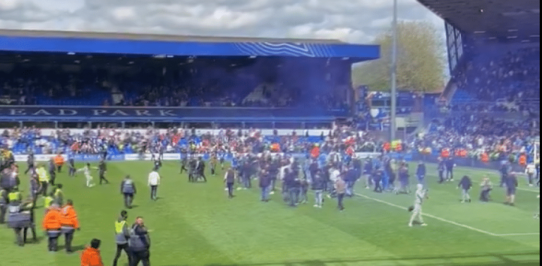 (VIDEO) Saltan al césped a protestar un descenso y acaban celebrando el gol de un aficionado