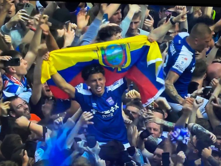 (VIDEO) EUFÓRICO: La celebración de Jeremy Sarmiento en el ascenso del Ipswich Town