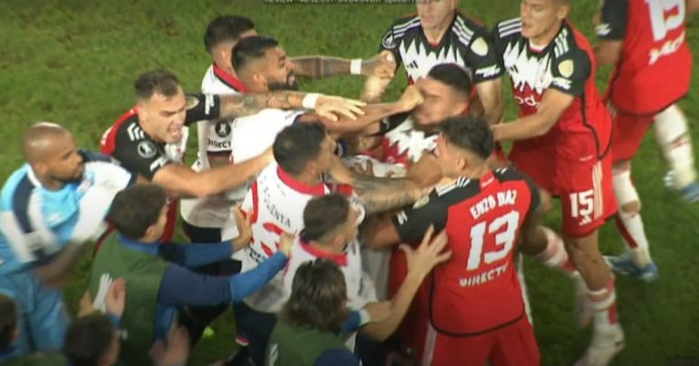 (VIDEO) PATADAS Y GOLPES: Tremenda trifulca en el Nacional vs. River