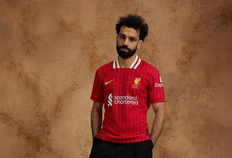 El Liverpool presentó su nueva camiseta para la próxima temporada