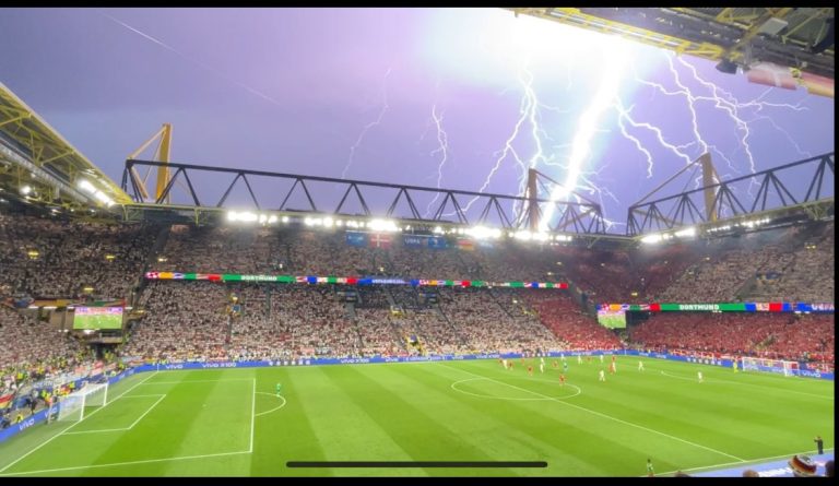 (VIDEO) Se detuvo el partido entre Alemania y Dinamarca por actividad eléctrica