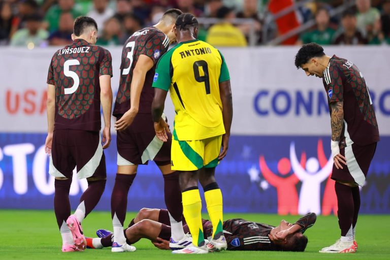 (VIDEO) ¿BAJA EN MÉXICO? Edson Álvarez se retiró del campo de juego entre lágrimas y sin poder pisar