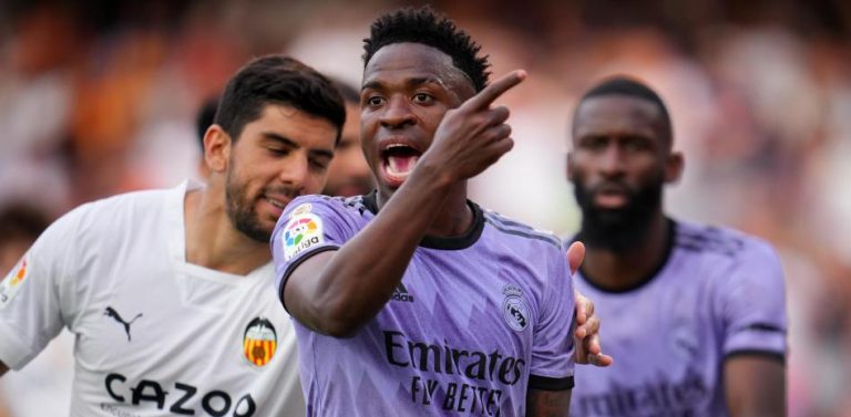 Condena de 8 meses de cárcel a los que insultaron a Vinicius en Mestalla