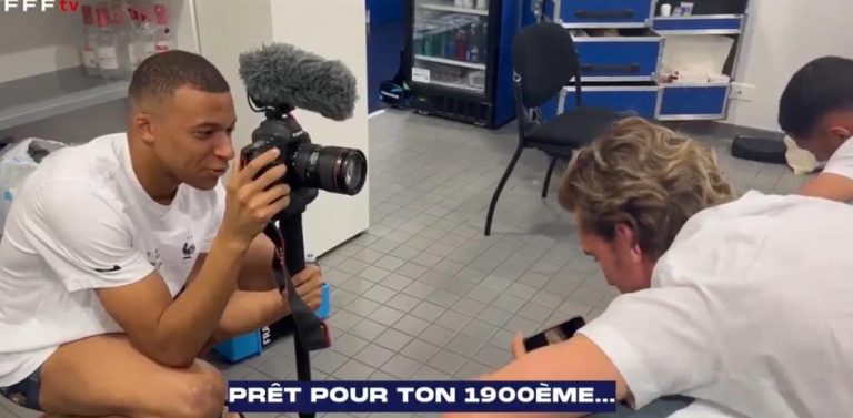 (VIDEO) La divertida entrevista de Mbappé a Griezmann en una camilla