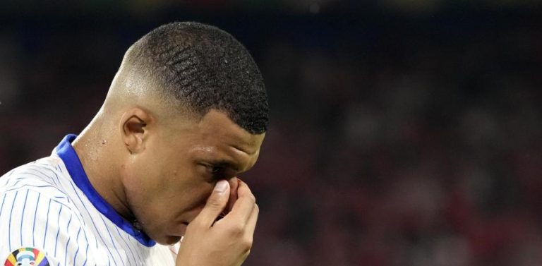 El PSG se libra inicialmente de la FIFA en su guerra con Mbappé