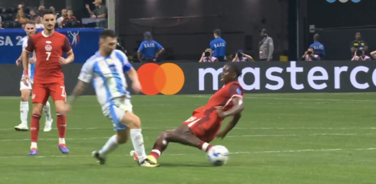 (VIDEO) Así fue la dura entrada de Bombito a Messi que ha provocado insultos racistas