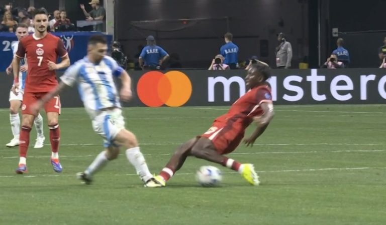 INSULTOS RACISTAS A BOMBITO: El canadiense que pateó a Messi