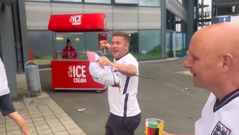 (VIDEO) Hinchas de Inglaterra habían salido del estadio… y así reaccionaron al gol de Bellingham