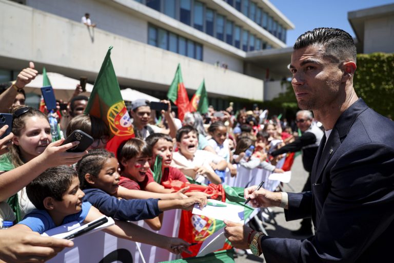 (VIDEO) Cristiano Ronaldo causó furor en su llegada a Alemania