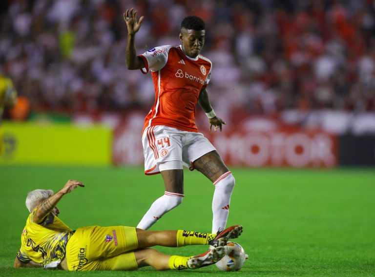 (VIDEO) FUERA DE TODO: Delfín cayó en Brasil y quedó eliminado de la Sudamericana