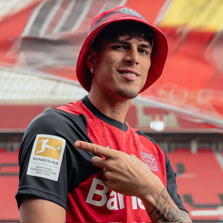 (VIDEO) Bayer Leverkusen presentó su nueva camiseta con Piero Hincapié