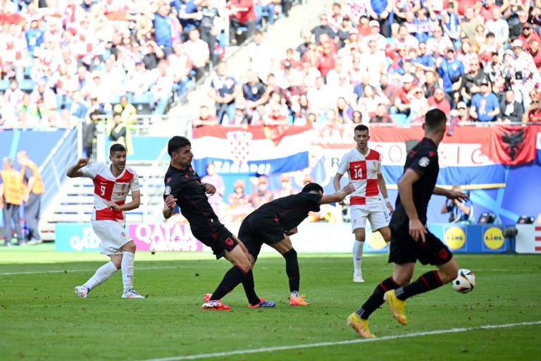 (VIDEO) EN LOS MINUTOS FINALES: Albania rescató el empate ante Croacia