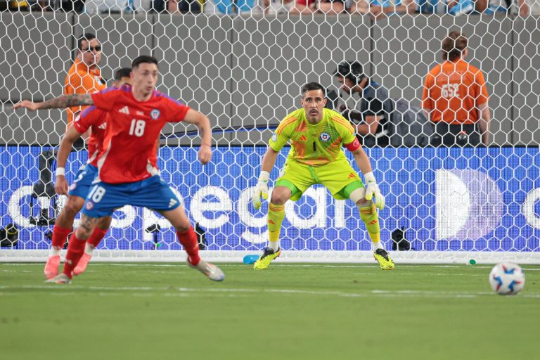 Baja sensible en Chile: Claudio Bravo no atajará ante Canadá