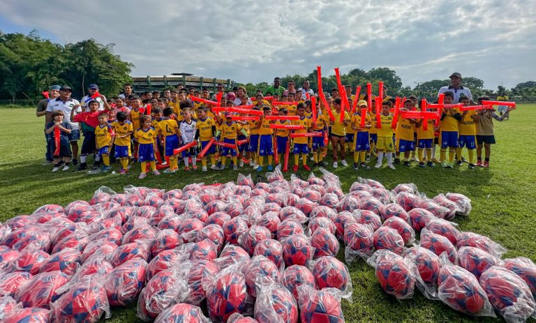 Apoyo al deporte en la niñez con la donación de artículos deportivos en Manabí
