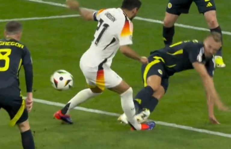 (VIDEO) La durísima entrada a Gündogan que terminó en expulsión para un jugador de Escocia