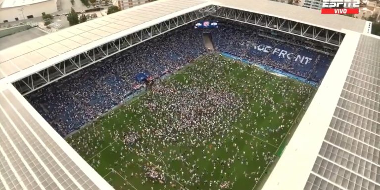 (VIDEO) Espanyol regresa a la primera división de España y los hinchas invadieron la cancha