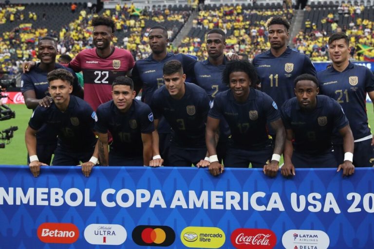 (VIDEO) Jugadores de La Tri querían bajar con los hinchas, pero la CONMEBOL lo impidió