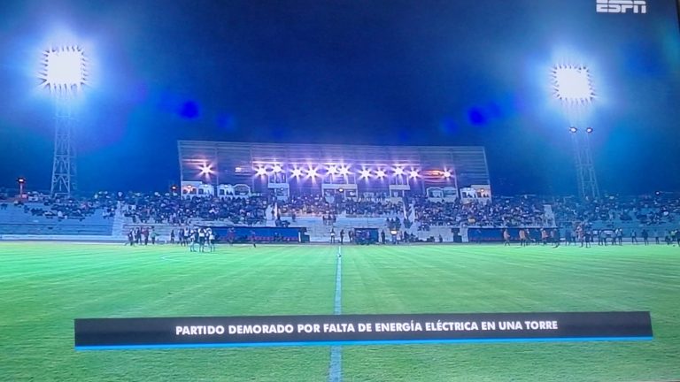 (VIDEO) Ya no hay definición en simultáneo: Una torre de luces se apagó en el Estadio La Cocha