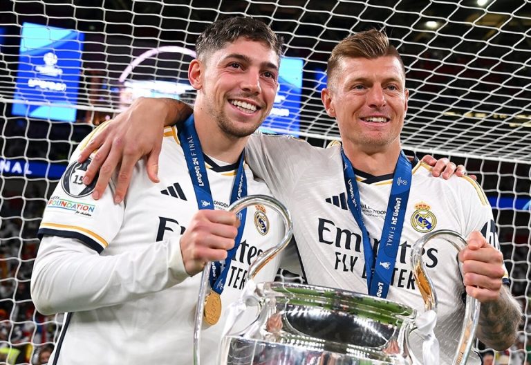 (VIDEO) Toni Kroos le entregó el ‘8’ del Madrid a Fede Valverde