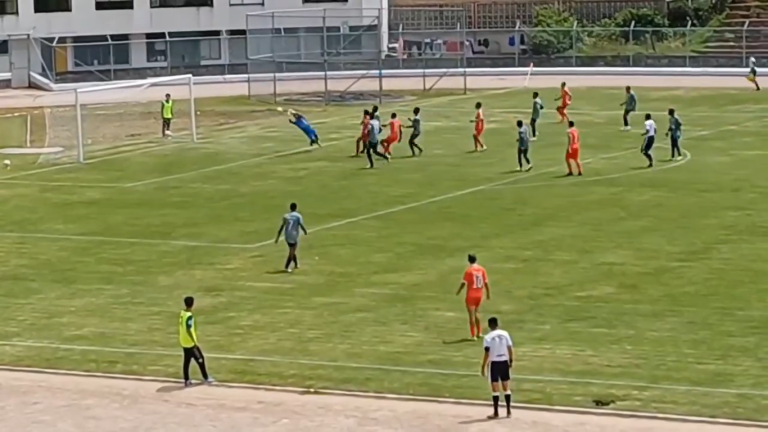 (VIDEO) TREMENDO AUTOGOL: Papelón de un arquero en la Copa Ecuador