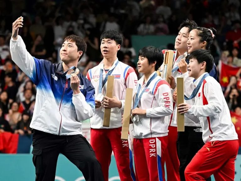 #StudioNews (VIDEO) ¡YA ES VIRAL! El selfie de atletas de Corea del Sur y del Norte está causando revuelo
