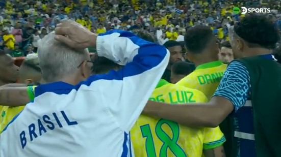 (VIDEO) Jugadores de Brasil ignoraron a su DT previo a los penales ante Uruguay