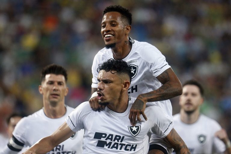 Botafogo venció a Cuiabá y comparte la cima del Brasileirao