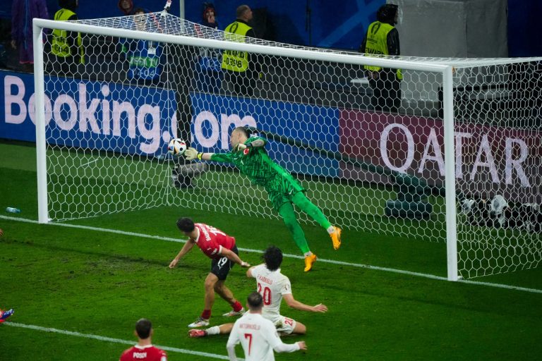 (VIDEO) ¡LA ATAJADA DE LA EUROCOPA!