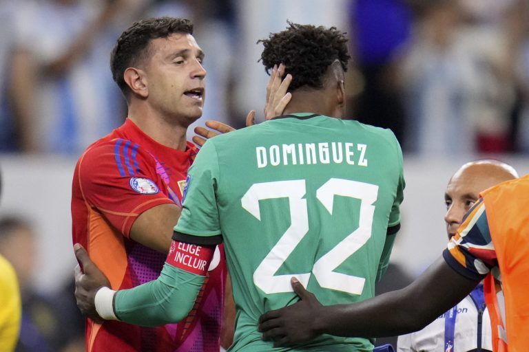(VIDEO) El gesto del ‘Dibu’ Martínez con Alexander Domínguez
