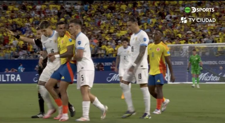 (VIDEO) Cayó en la provocación: La insólita expulsión de Daniel Muñoz ante Uruguay