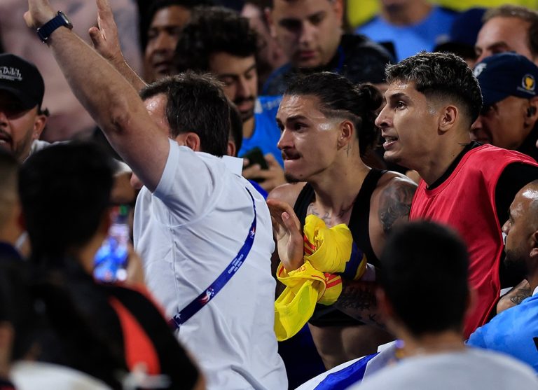 (VIDEO) Ronald Araújo y Darwin Núñez, a los golpes con aficionados de Colombia