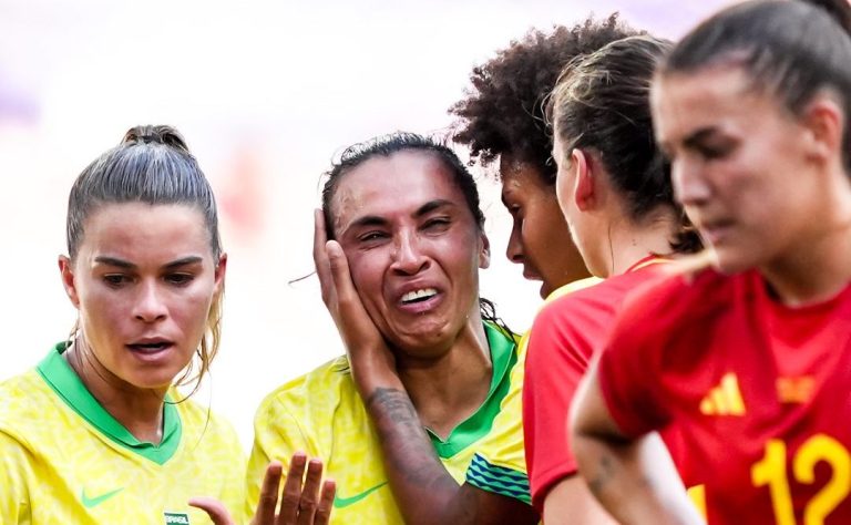 (VIDEO) PARÍS 2024: La legendaria jugadora brasileña, Marta, entre lágrimas tras ser expulsada