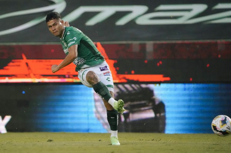 (VIDEO) HEREDÓ EL ’13’ DE MENA: Jordy Alcívar debutó con Club León