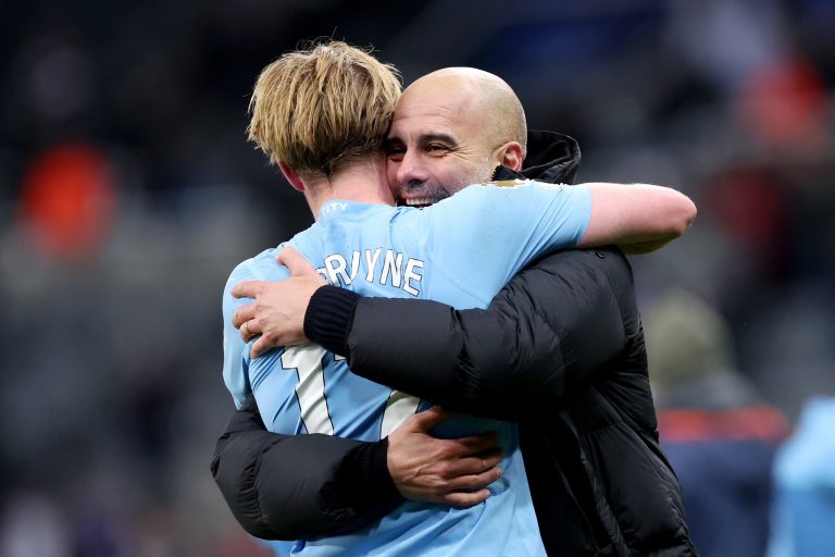 Guardiola descartó la salida de De Bruyne