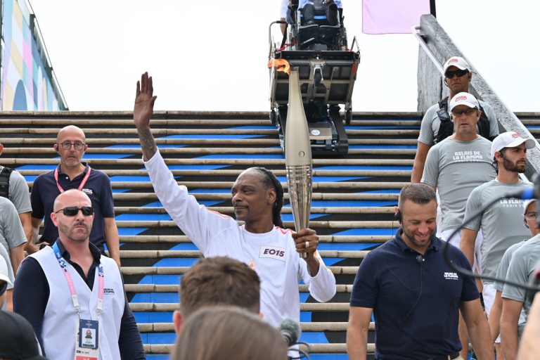 Snoop Dogg porta la Antorcha Olímpica de Paris 2024 previo a la Ceremonia de Inauguración