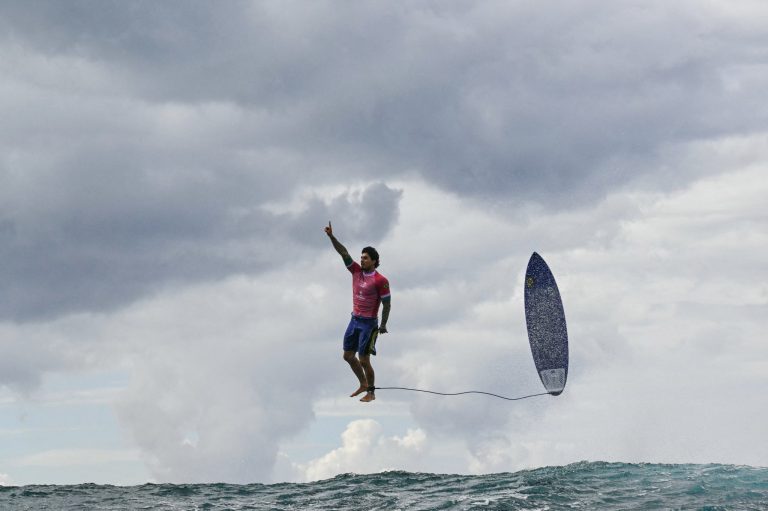 #NTF (VIDEO) Surfista brasileño Gabriel Medina roza el 10 olímpico en París 2024