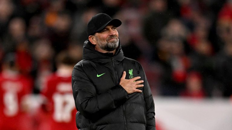 Árbitro de la Premier League, suspendido por comentarios sobre Jürgen Klopp