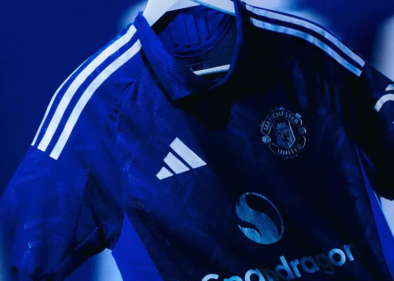 Manchester United presentó su camiseta alterna AZUL