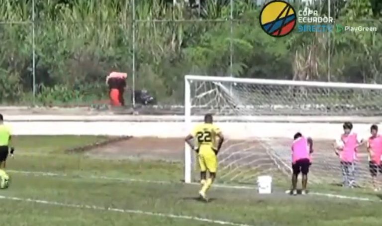 ¡INSÓLITO LO QUE PASÓ EN COPA ECUADOR! Pintaron las líneas de la cancha antes de los penales