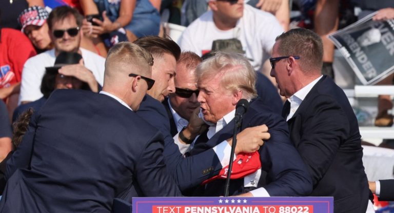 (VIDEO) #StudioNews | Atentado a Donald Trump: una bala le rozó oreja