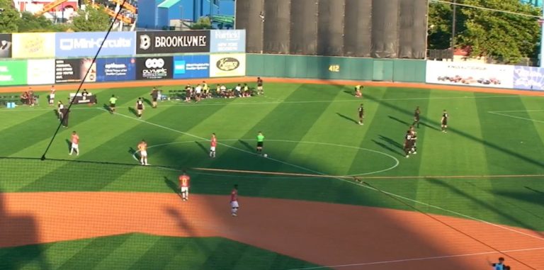 (VIDEO) INSÓLITO: A Deportivo Cuenca lo hicieron jugar en una ¡cancha de baseball!