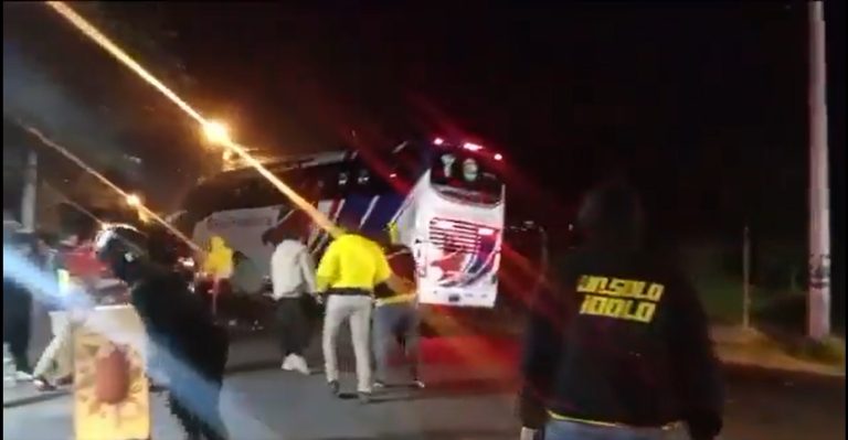 (VIDEO) Reportan que hinchas de BSC lanzaron huevos al bus que trasladaba al equipo